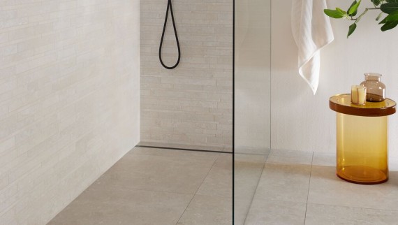 Douche de plain-pied avec canivelle de douche Geberit Cleanline50