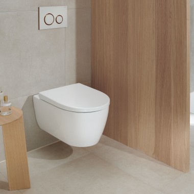 Une cuvette de WC blanche dans une salle de bains se parant d’éléments en bois reste moderne même après de nombreuses années (ici : un WC Geberit iCon et sa plaque de déclenchement Geberit Sigma20) Une cuvette de WC blanche dans une salle de bains se parant d’éléments en bois reste moderne même après de nombreuses années (ici : un WC Geberit iCon et sa plaque de déclenchement Geberit Sigma20)