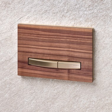 Parmi d’autres, Geberit Sigma50 est également disponible avec finition noyer américain. Parmi d’autres, Geberit Sigma50 est également disponible avec finition noyer américain.