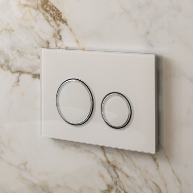 Plaque de déclenchement blanche Geberit Sigma50 avec anneaux design argentés Plaque de déclenchement blanche Geberit Sigma50 avec anneaux design argentés