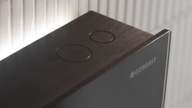 Geberit Monolith Plus sanitary module flush actuation (© Geberit)