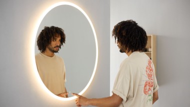 Femme devant le miroir de la salle de bain