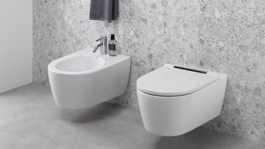 Vue dans une salle de bains avec WC et bidet Geberit ONE