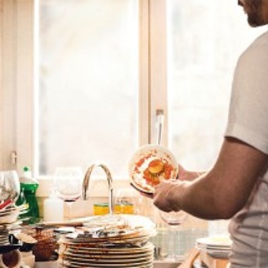 La vaisselle sale s'accumule dans la cuisine