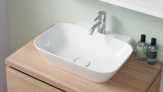 Salle de bains d’invités Geberit ONE avec petite vasque à poser Salle de bains d’invités Geberit ONE avec petite vasque à poser