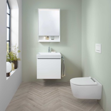 Espace lavabo Geberit ONE avec petit lave-mains, meuble bas, armoire de toilette et WC lavant. Espace lavabo Geberit ONE avec petit lave-mains, meuble bas, armoire de toilette et WC lavant.