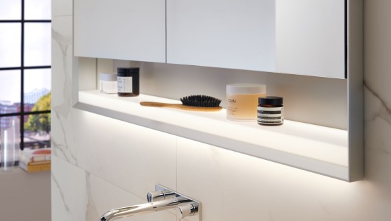Armoire de toilette Geberit ONE avec concept d’éclairage Geberit ComfortLight Armoire de toilette Geberit ONE avec concept d’éclairage Geberit ComfortLight