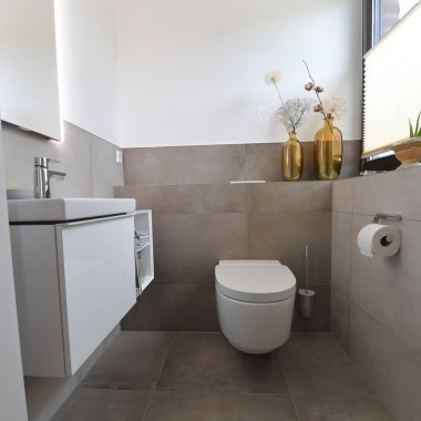 Le WC lavant Geberit AquaClean Maïra Classic et le lavabo