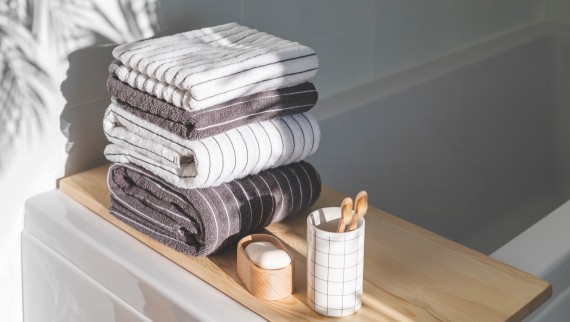 Serviettes rayées dans une salle de bains blanche (© iStock) Serviettes rayées dans une salle de bains blanche (© iStock)