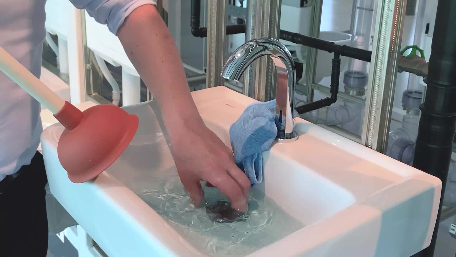 L’eau du lavabo ne s’écoule plus L’eau du lavabo ne s’écoule plus