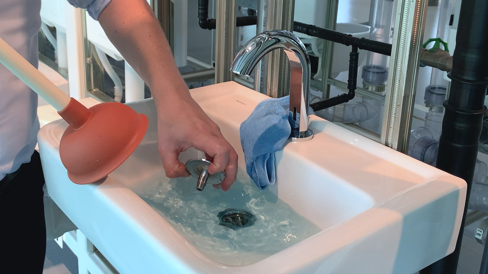 Le couvercle du siphon dans le lavabo est retiré Le couvercle du siphon dans le lavabo est retiré