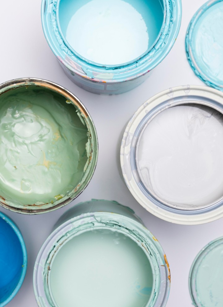 Vue aérienne de différents pots de peinture (© image de Freepik)