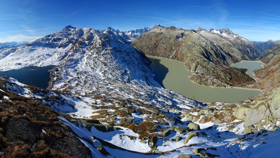 Vue du sommet sur un paysage hivernal dans la région du Grimsel (© Kraftwerke Oberhasli AG) Vue du sommet sur un paysage hivernal dans la région du Grimsel (© Kraftwerke Oberhasli AG)
