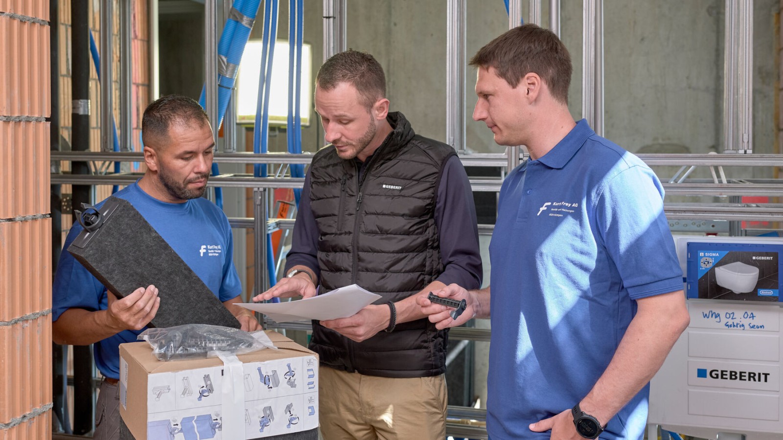 Un représentant de Geberit conseille les installateurs sanitaires sur le chantier. Un représentant de Geberit conseille les installateurs sanitaires sur le chantier.