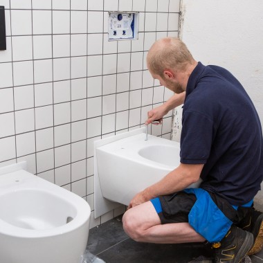 Les espaces sanitaires ont été équipés de WC Geberit ONE, qui se distinguent non seulement par leur design, mais aussi par leur rapidité de montage (© Geberit)