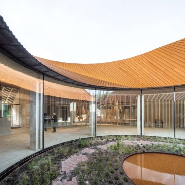 Large glass windows allow a view of the inner courtyard and let light flood into the museum's entrance hall (© R_Hjortshoj)