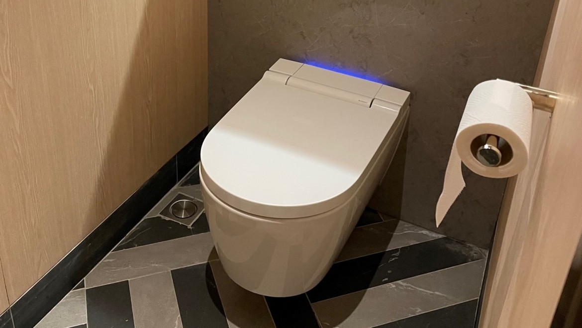 Les toilettes sont équipées, entre autres, de WC lavants Geberit AquaClean Sela et d’urinoirs Geberit (© Owen Raggett)