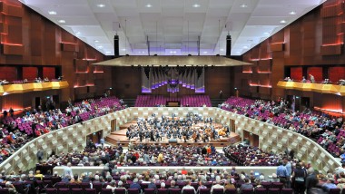 Musical performances of all styles take place in the large concert hall (© Plotvis and Kraaijvanger Architecten)