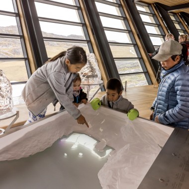 Enfants dans l'exposition de l'Icefjord Centre d'Ilulissat (© Adam Mørk)