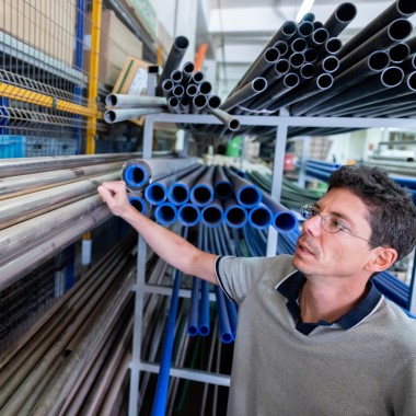 Timothy Grünberg, codirecteur général du chantier naval Su Marine à Istanbul, devant une pile de tubes Geberit Mapress CuNiFe. « C’est comme de l’or pour nous ! », déclare-t-il.