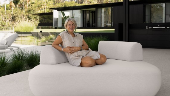 L’architecte Sarah Waller dans sa maison de rêve australienne (© Alyne Media)