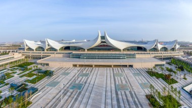 Two large and Two large and eight small waves: the undulating Hongdao station (© ingDESIGN Co., Ltd.) small waves: the undulating Hongdao station