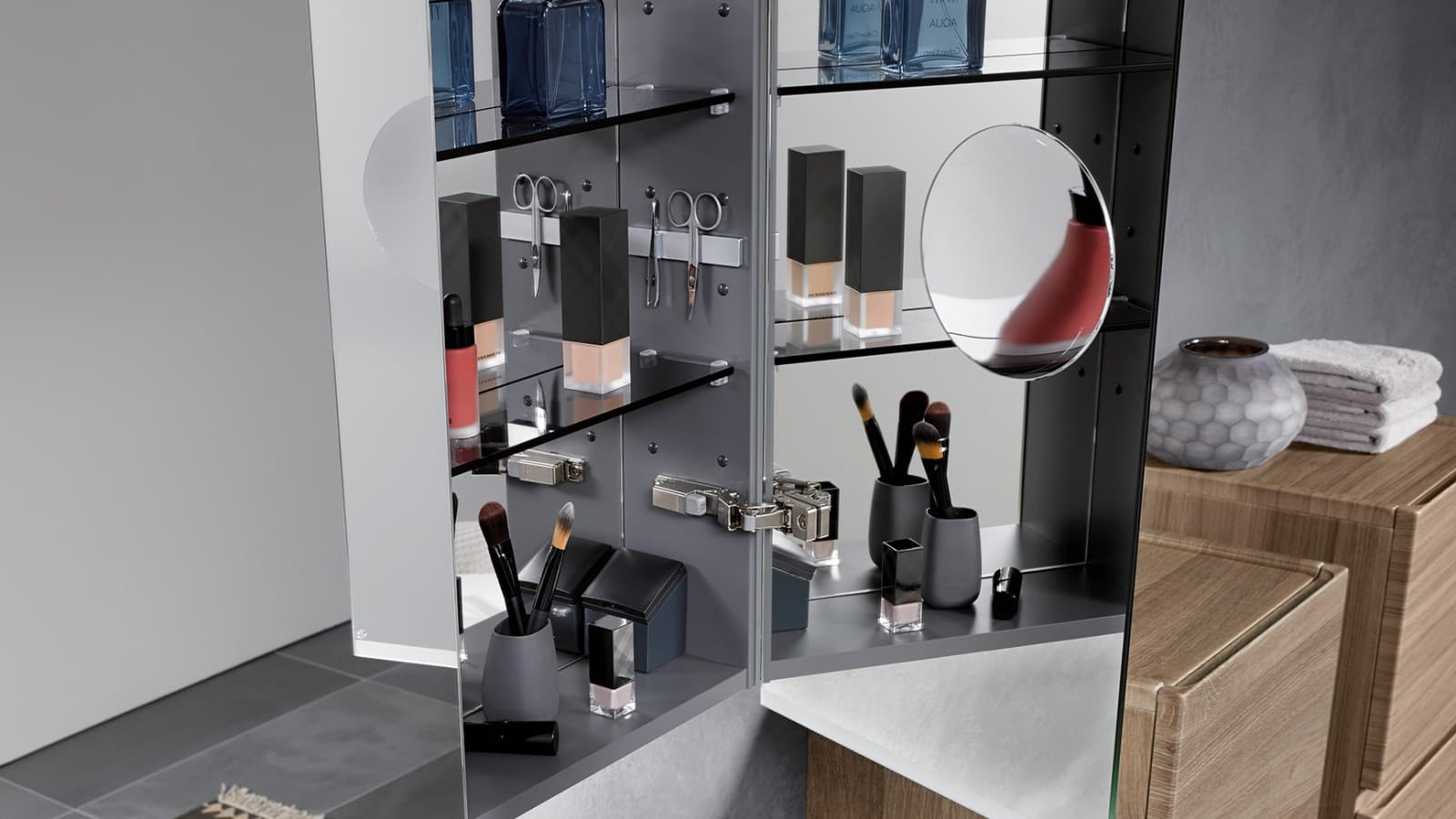 Gros plan sur la solution de rangement avec miroir Geberit Option Gros plan sur la solution de rangement avec miroir Geberit Option