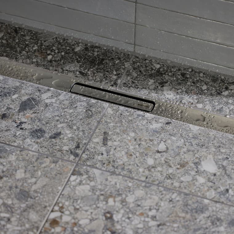 The water runs off via an elegant stainless steel profile The water runs off via an elegant stainless steel profile