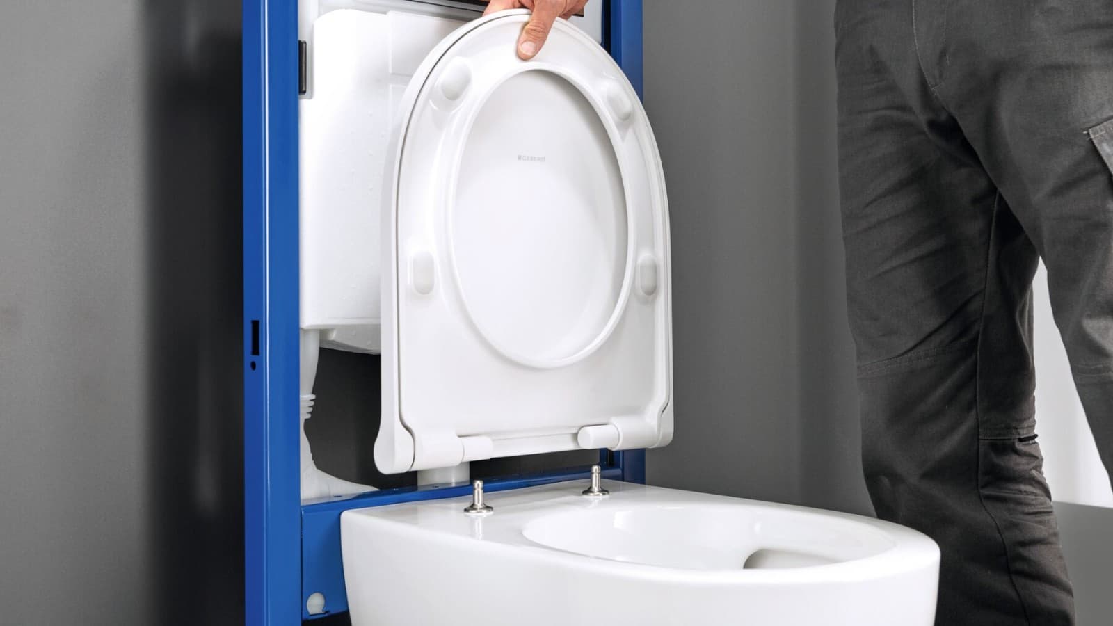 L’abattant WC s’aligne et se fixe en toute simplicité depuis le dessus, sans gabarit. L’abattant WC s’aligne et se fixe en toute simplicité depuis le dessus, sans gabarit.