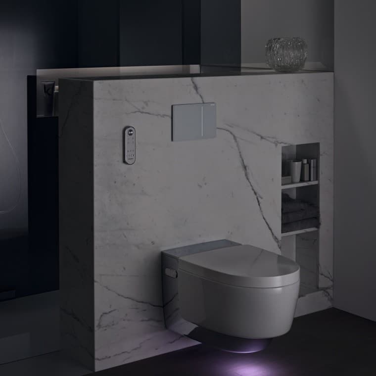 Geberit AquaClean Mera Comfort en chrome avec éclairage dʼorientation (© Geberit) Geberit AquaClean Mera Comfort en chrome avec éclairage dʼorientation (© Geberit)
