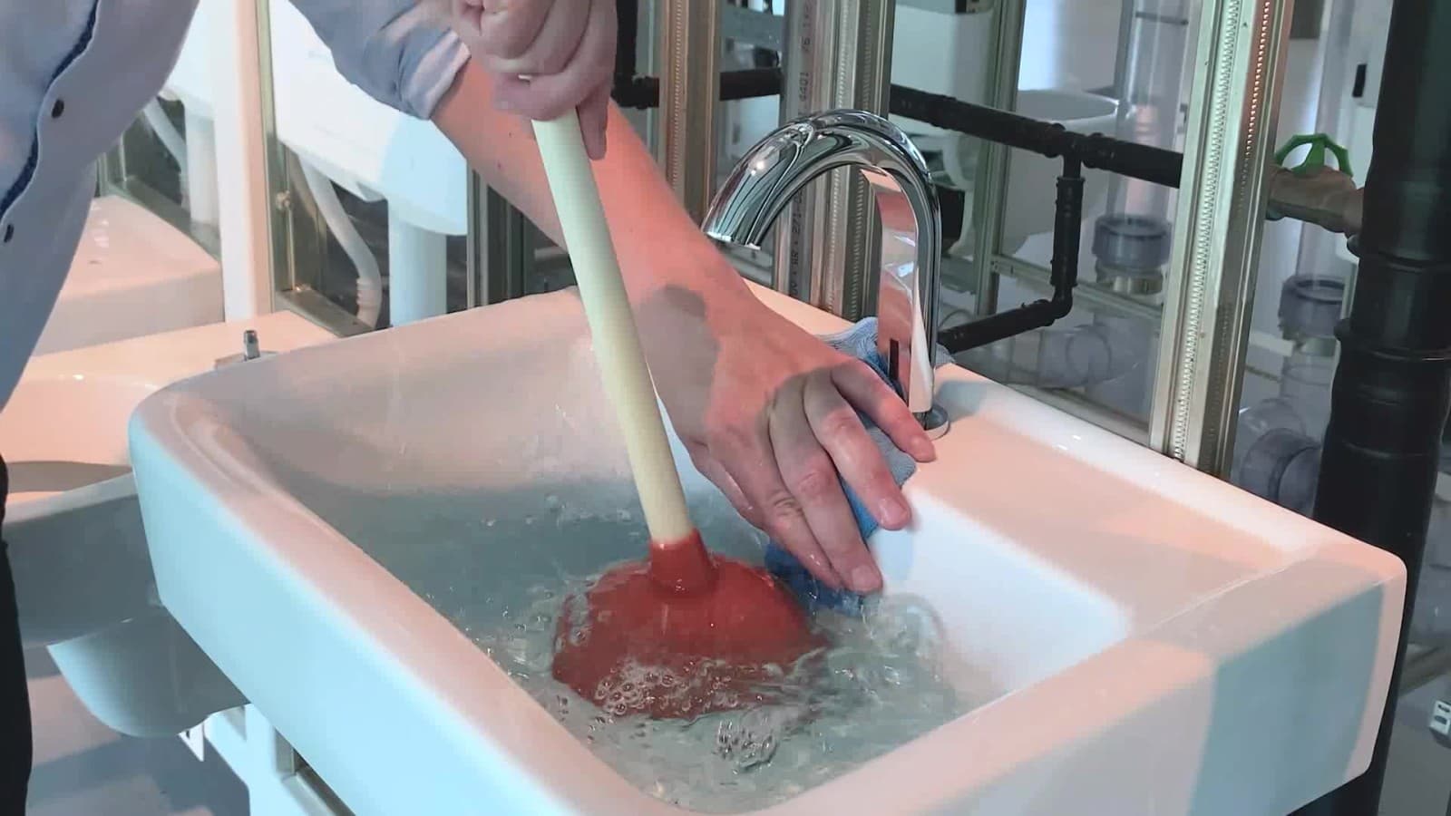 Rubber suction cup is moved up and down Rubber suction cup is moved up and down