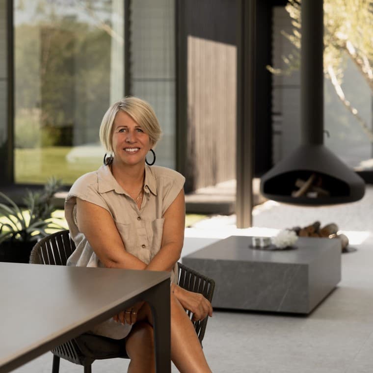 Quand il pleut (vraiment fort), la cheminée crée une atmosphère chaleureuse, tandis que le système Geberit Pluvia assure une évacuation optimale des eaux de toiture (© Alyne Media) Quand il pleut (vraiment fort), la cheminée crée une atmosphère chaleureuse, tandis que le système Geberit Pluvia assure une évacuation optimale des eaux de toiture (© Alyne Media)