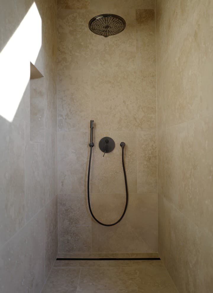 Simple elegance: the CleanLine80 shower channel in black chrome and with anti-fingerprint coating (© Anna W.) Simple elegance: the CleanLine80 shower channel in black chrome and with anti-fingerprint coating (© Anna W.)